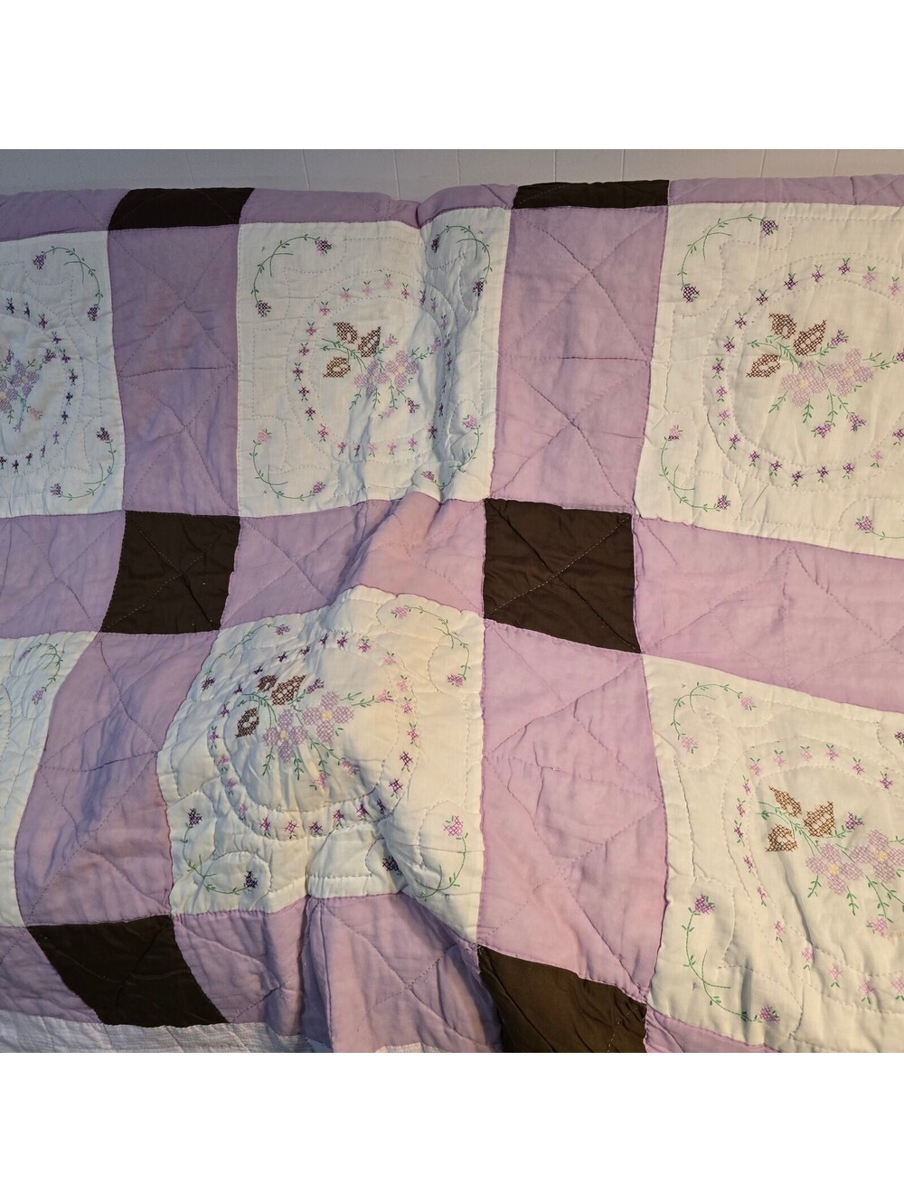 Vintage Handmade Quilted Bedspread with Floral Embroidery q9